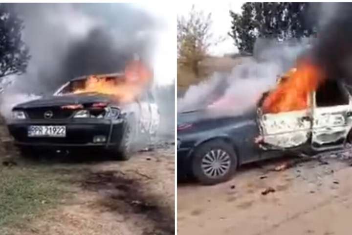 Горіла «бляха», палала. Водій спалив свій автомобіль на знак протесту (відео)