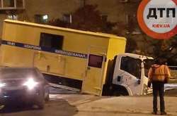 Комунальники провалилися під землю під час поїздки на аварію