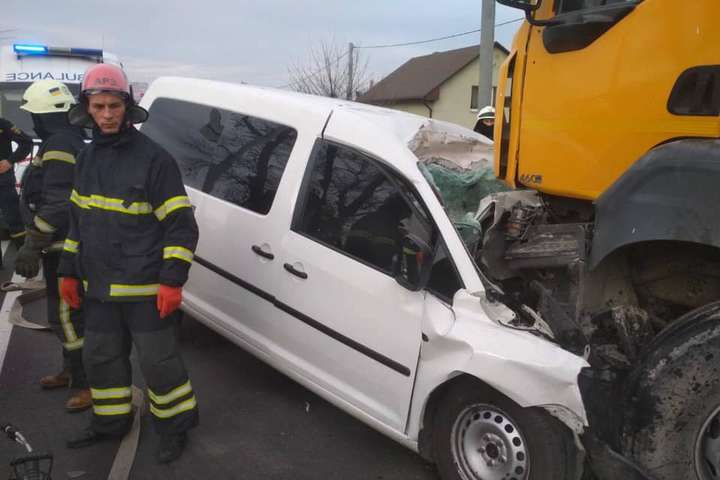 Смертельна ДТП у Києві: Volkswagen лоб у лоб врізався у вантажівку (фото)