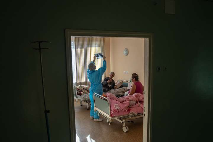 В Україні нові антирекорди: 23 тисячі хворих за добу та понад 600 смертей