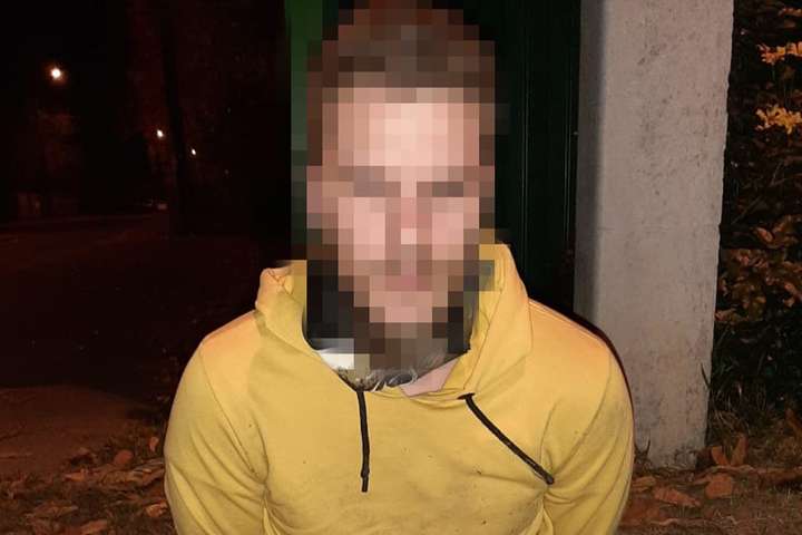 Молодик кинув «коктейль Молотова» в будинок заступника голови Офісу президента (фото)