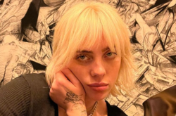 Без сексуальных нарядов. Билли Айлиш вышла в свет в костюме лобстера (фото)