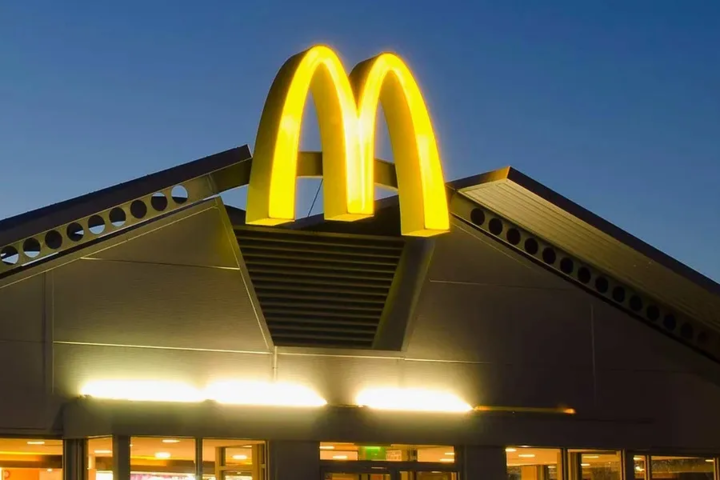 «Макдоналдс» уравняет зарплату мужчин и женщин