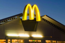 «Макдоналдс» уравняет зарплату мужчин и женщин