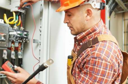 Электромонтер в Киеве получает до $875 в месяц, а в Москве – $640