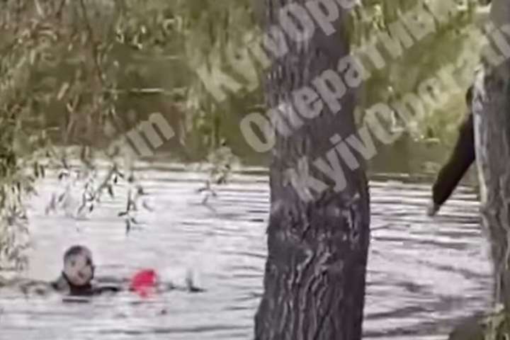 У київському парку перехожий врятував дитину, яка тонула