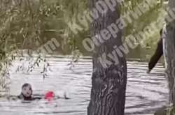 Перехожий кинувся в озеро у Києві й урятував дитину
