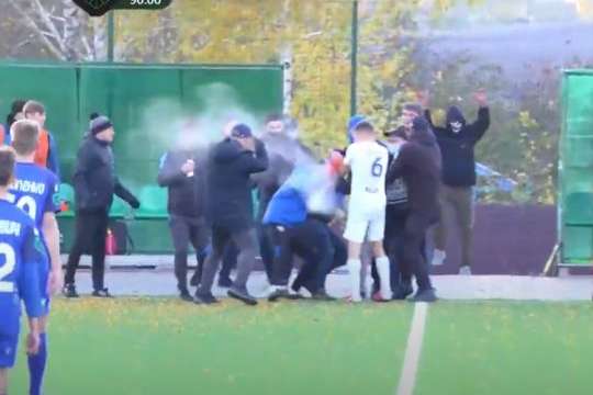 Футбольний матч в українській лізі перервала бійка (відео)