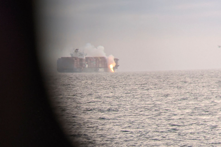 Біля берегів Канади горить судно з хімікатами (відео)
