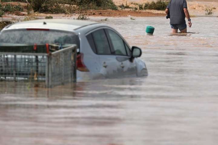 Повінь затопила автомобілі та будівлі у одному з регіонів Іспанії (відео)
