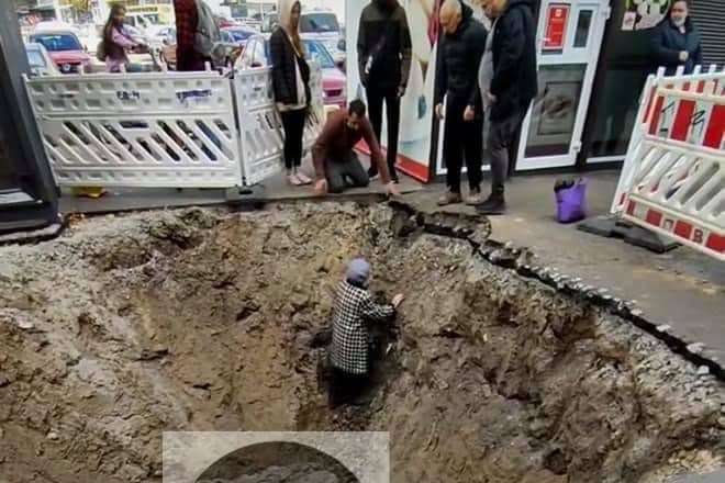 У Києві старенька впала в залишену комунальниками глибоку яму 
