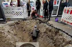 У Києві старенька впала в залишену комунальниками глибоку яму 