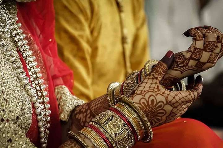 В Індії юнак продав свою дружину, щоб купити смартфон