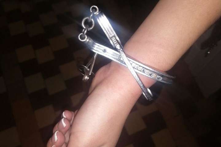 У столичному гуртожитку дівчина закувала себе в наручники (фото)