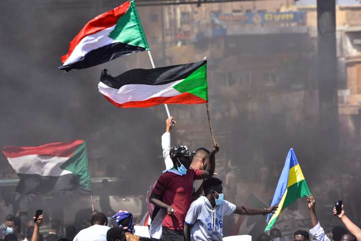 В Судане арестовали министров, военные перекрыли въезды в столицу 