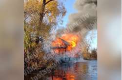 Загорівся корабель біля берега острова