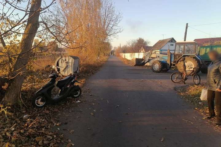 На Київщині 11-річний хлопець на мопеді врізався у трактор (фото)