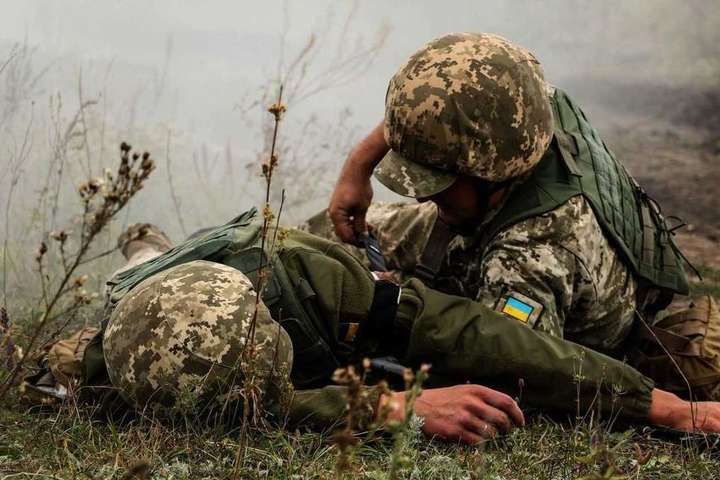 На Донбасі підірвався український боєць, ще одного поранено внаслідок обстрілів
