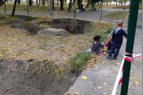 У Дніпрі діти змушені гратися біля розритої могили (фото)