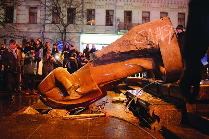 Психолог розповів, чому українці, які валять пам’ятники Леніну, продовжують шкодувати за СРСР