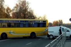 Біля заводу «Антонов» через ДТП паралізовано рух транспорту (фото, відео)