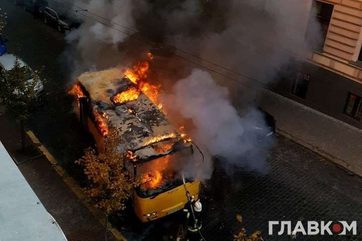 В Черновцах прямо перед обладминистрацией сгорела маршрутка (фото)
