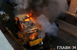 В Черновцах прямо перед обладминистрацией сгорела маршрутка (фото)