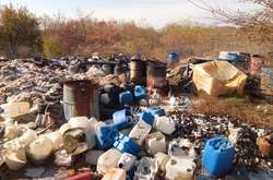 Під Запоріжжям активіст виявив звалище хімічних і біологічних відходів: все стікало в притоку Дніпра (фото, відео)