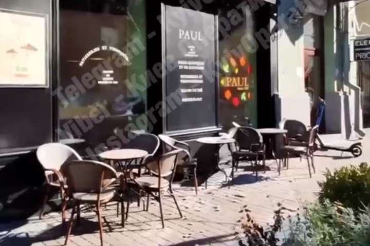 З будинку в історичному центрі Києва посипалася плитка (відео)