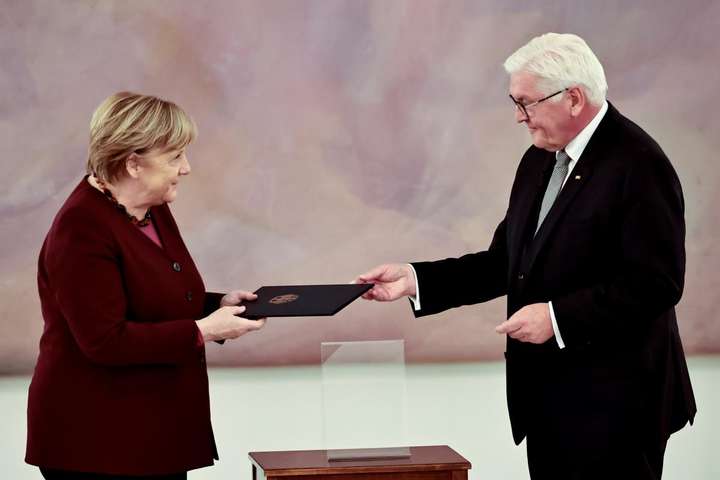 Ангела Меркель отримала від Франка-Вальтера Штайнмаєра &laquo;свідоцтво про звільнення&raquo;<br /><br /> - Більше не канцлерка: Меркель отримала «свідоцтво про звільнення» (фото)