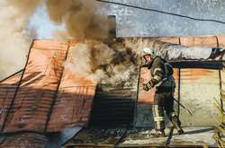 У Києві горіла приватна садиба, є постраждалий (фото)