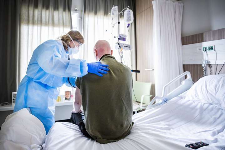 Коронавірус в Україні: за добу медики виявили понад 22 тисячі нових хворих