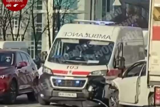 У Києві зіткнулися «швидка», легковик і вантажівка (відео)