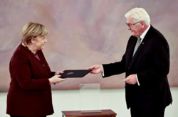 Больше не канцлер: Меркель получила «свидетельство об увольнении» (фото) 