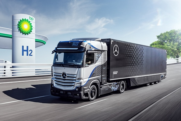 Daimler Truck і BP разом перекладатимуть вантажівки на водневе паливо