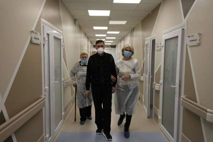 У Львові виписали з лікарні першого українця з пересадженими легенями (фото)