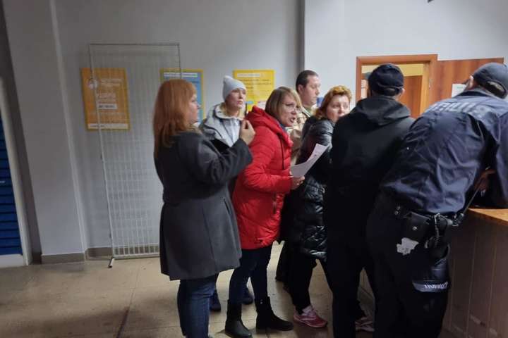 Противники маскового режиму заблокували відділення «Укрпошти» на Хмельниччині (фото)