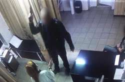 До лікарні під Києвом увірвався чоловік зі зброєю (фото, відео)