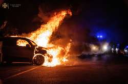 Біля будинку загорілися три припарковані автомобілі