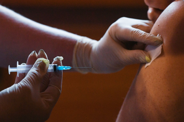 Украина обновила суточный рекорд прививок от коронавируса 