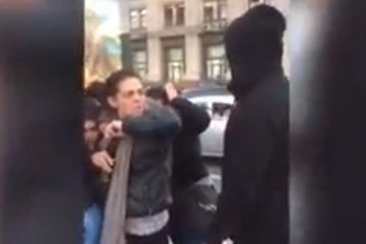 У центрі Києва молодик побив злодійок гумовим фалосом (відео 18+)