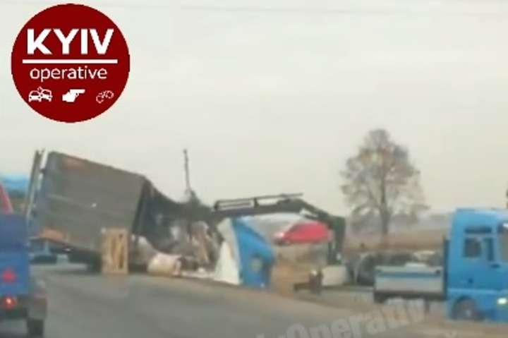 Під Києвом вантажівка злетіла в кювет і перекинулась (відео) 