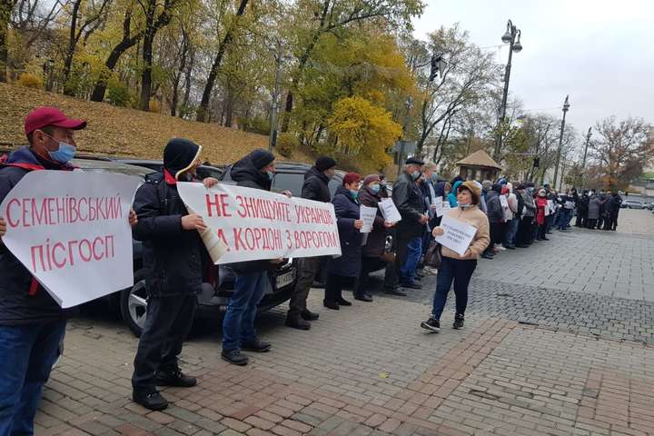 Сотні працівників лісгоспів з'їхалися до Києва - Лісівники мітингують біля будівлі Кабміну: озвучено низку важливих вимог