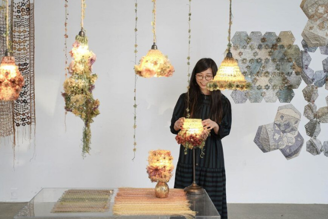 Художница из Нью-Йорка создает биоразлагаемые цветочные лампы из агара