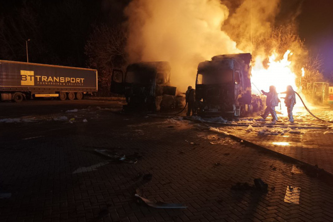 Газовий конденсат досі палає - На Харківщині досі не можуть загасити пожежу на АЗС
