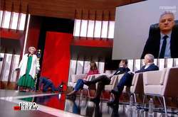 Залишаючи студію, критик вакцинації не втримався на ногах