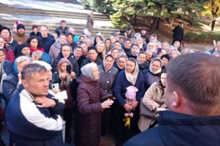 Рівненські медики провели православним антивакцинаторам екскурсію в Covid-палатах