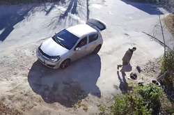 Викинув сміття на узбіччя. Поліція знайшла водія та змусила вибачитися на всю країну (відео)