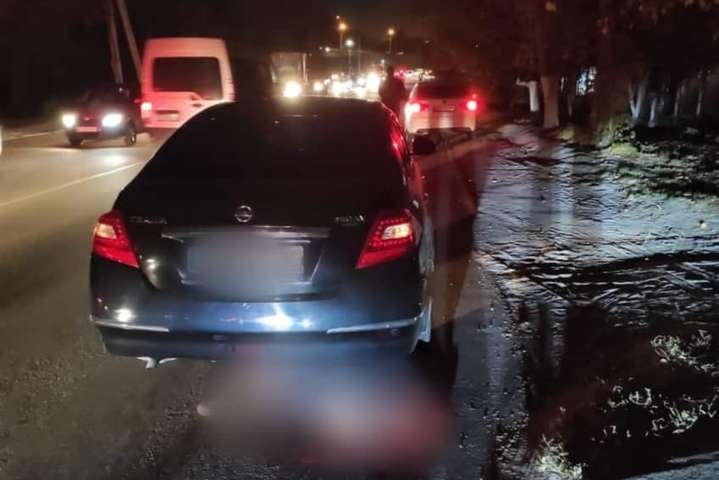 Смертельна ДТП під Києвом: жінка потрапила під дві автівки (фото, відео)