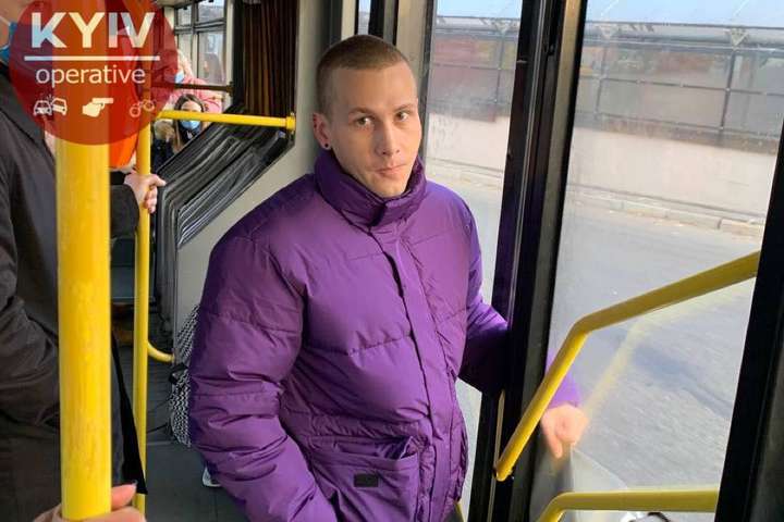 У тролейбусі в Києві «заєць» потрапив у пастку (фото)